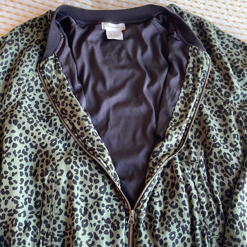 BEACHLUNCHLOUNGE - Size MEDIUM- Dasha leopard animal print bomber jacket - Picture 4 of 12